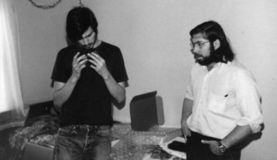 Jobs et Wozniak avec un dispositif de contournement, 1975.